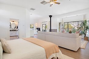 Moonbeam Mountain - Stylish Home W/private Boulders + Hot Tub! 4 Bedro