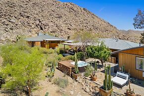 Moonbeam Mountain - Stylish Home W/private Boulders + Hot Tub! 4 Bedro