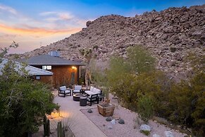 Moonbeam Mountain - Stylish Home W/private Boulders + Hot Tub! 4 Bedro