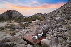 Moonbeam Mountain - Stylish Home W/private Boulders + Hot Tub! 4 Bedro