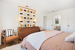 Moonbeam Mountain - Stylish Home W/private Boulders + Hot Tub! 4 Bedro