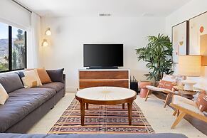 Moonbeam Mountain - Stylish Home W/private Boulders + Hot Tub! 4 Bedro