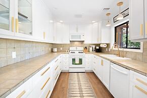 Moonbeam Mountain - Stylish Home W/private Boulders + Hot Tub! 4 Bedro