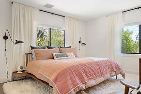 Moonbeam Mountain - Stylish Home W/private Boulders + Hot Tub! 4 Bedro