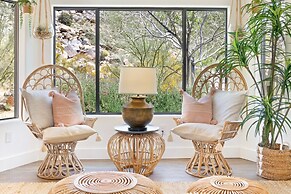 Moonbeam Mountain - Stylish Home W/private Boulders + Hot Tub! 4 Bedro