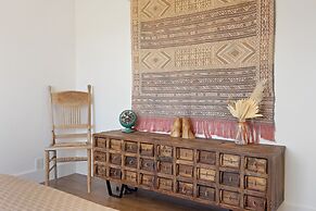 Moonbeam Mountain - Stylish Home W/private Boulders + Hot Tub! 4 Bedro