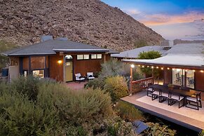 Moonbeam Mountain - Stylish Home W/private Boulders + Hot Tub! 4 Bedro