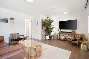 Moonbeam Mountain - Stylish Home W/private Boulders + Hot Tub! 4 Bedro