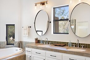 Moonbeam Mountain - Stylish Home W/private Boulders + Hot Tub! 4 Bedro