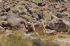 Moonbeam Mountain - Stylish Home W/private Boulders + Hot Tub! 4 Bedro