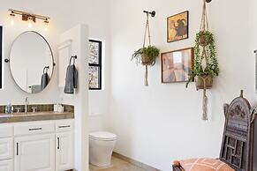 Moonbeam Mountain - Stylish Home W/private Boulders + Hot Tub! 4 Bedro