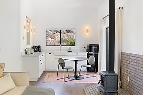 Moonbeam Mountain - Stylish Home W/private Boulders + Hot Tub! 4 Bedro