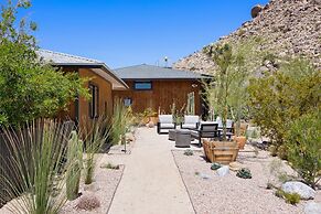 Moonbeam Mountain - Stylish Home W/private Boulders + Hot Tub! 4 Bedro