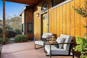 Moonbeam Mountain - Stylish Home W/private Boulders + Hot Tub! 4 Bedro