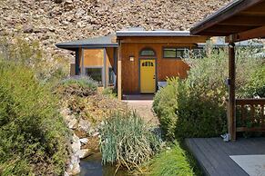 Moonbeam Mountain - Stylish Home W/private Boulders + Hot Tub! 4 Bedro