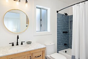 Moonbeam Mountain - Stylish Home W/private Boulders + Hot Tub! 4 Bedro