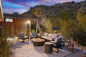 Moonbeam Mountain - Stylish Home W/private Boulders + Hot Tub! 4 Bedro