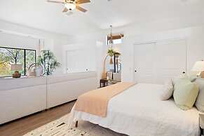 Moonbeam Mountain - Stylish Home W/private Boulders + Hot Tub! 4 Bedro