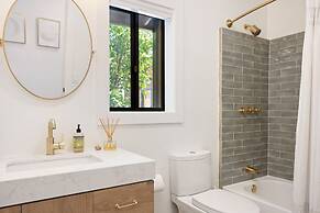 Moonbeam Mountain - Stylish Home W/private Boulders + Hot Tub! 4 Bedro