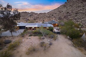 Moonbeam Mountain - Stylish Home W/private Boulders + Hot Tub! 4 Bedro