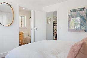 Moonbeam Mountain - Stylish Home W/private Boulders + Hot Tub! 4 Bedro