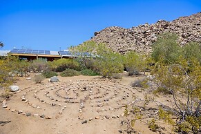 Moonbeam Mountain - Stylish Home W/private Boulders + Hot Tub! 4 Bedro