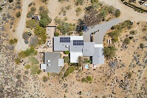 Moonbeam Mountain - Stylish Home W/private Boulders + Hot Tub! 4 Bedro