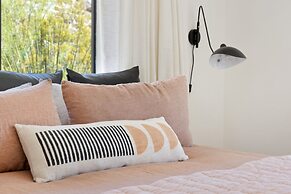 Moonbeam Mountain - Stylish Home W/private Boulders + Hot Tub! 4 Bedro