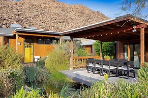 Moonbeam Mountain - Stylish Home W/private Boulders + Hot Tub! 4 Bedro