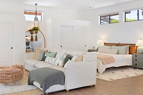 Moonbeam Mountain - Stylish Home W/private Boulders + Hot Tub! 4 Bedro