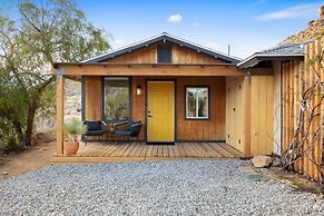 Moonbeam Mountain - Stylish Home W/private Boulders + Hot Tub! 4 Bedro