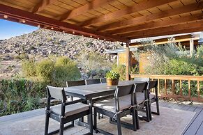 Moonbeam Mountain - Stylish Home W/private Boulders + Hot Tub! 4 Bedro