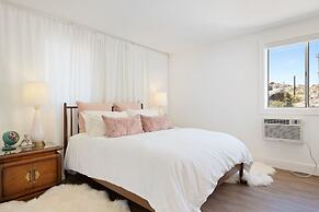 Moonbeam Mountain - Stylish Home W/private Boulders + Hot Tub! 4 Bedro