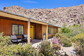 Moonbeam Mountain - Stylish Home W/private Boulders + Hot Tub! 4 Bedro