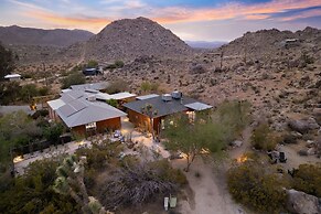 Moonbeam Mountain - Stylish Home W/private Boulders + Hot Tub! 4 Bedro