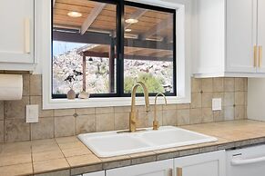 Moonbeam Mountain - Stylish Home W/private Boulders + Hot Tub! 4 Bedro