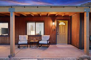 Moonbeam Mountain - Stylish Home W/private Boulders + Hot Tub! 4 Bedro