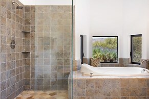 Moonbeam Mountain - Stylish Home W/private Boulders + Hot Tub! 4 Bedro