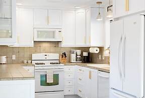 Moonbeam Mountain - Stylish Home W/private Boulders + Hot Tub! 4 Bedro