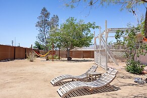 Yucca Valley Hideaway - Hammocks, Fire Pit & Grill 2 Bedroom Home by R