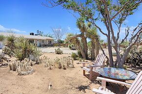 Yucca Valley Hideaway - Hammocks, Fire Pit & Grill 2 Bedroom Home by R