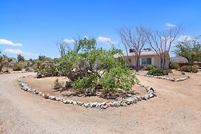 Yucca Valley Hideaway - Hammocks, Fire Pit & Grill 2 Bedroom Home by R