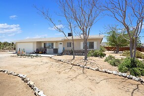 Yucca Valley Hideaway - Hammocks, Fire Pit & Grill 2 Bedroom Home by R