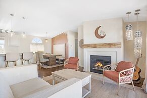 Desert Moon - Serene Desert Views & Design 3 Bedroom Home by RedAwning