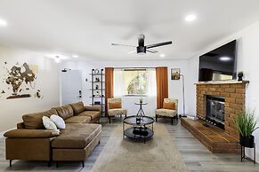 Sky Harbor House - Centrally Located W/hot Tub 3 Bedroom Home by RedAw