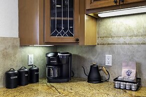 Sky Harbor House - Centrally Located W/hot Tub 3 Bedroom Home by RedAw