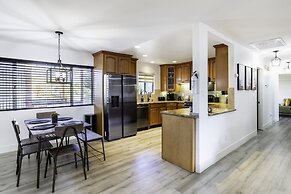 Sky Harbor House - Centrally Located W/hot Tub 3 Bedroom Home by RedAw