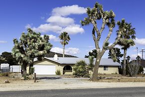 Sky Harbor House - Centrally Located W/hot Tub 3 Bedroom Home by RedAw