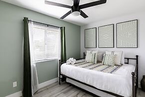 Sky Harbor House - Centrally Located W/hot Tub 3 Bedroom Home by RedAw