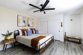 Sky Harbor House - Centrally Located W/hot Tub 3 Bedroom Home by RedAw